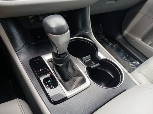 Used 2017 Toyota Highlander Plus FWD image 21