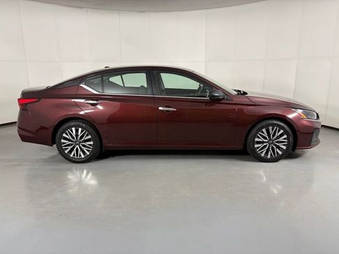 Used 2024 Nissan Altima 2.5 SV FWD image 18