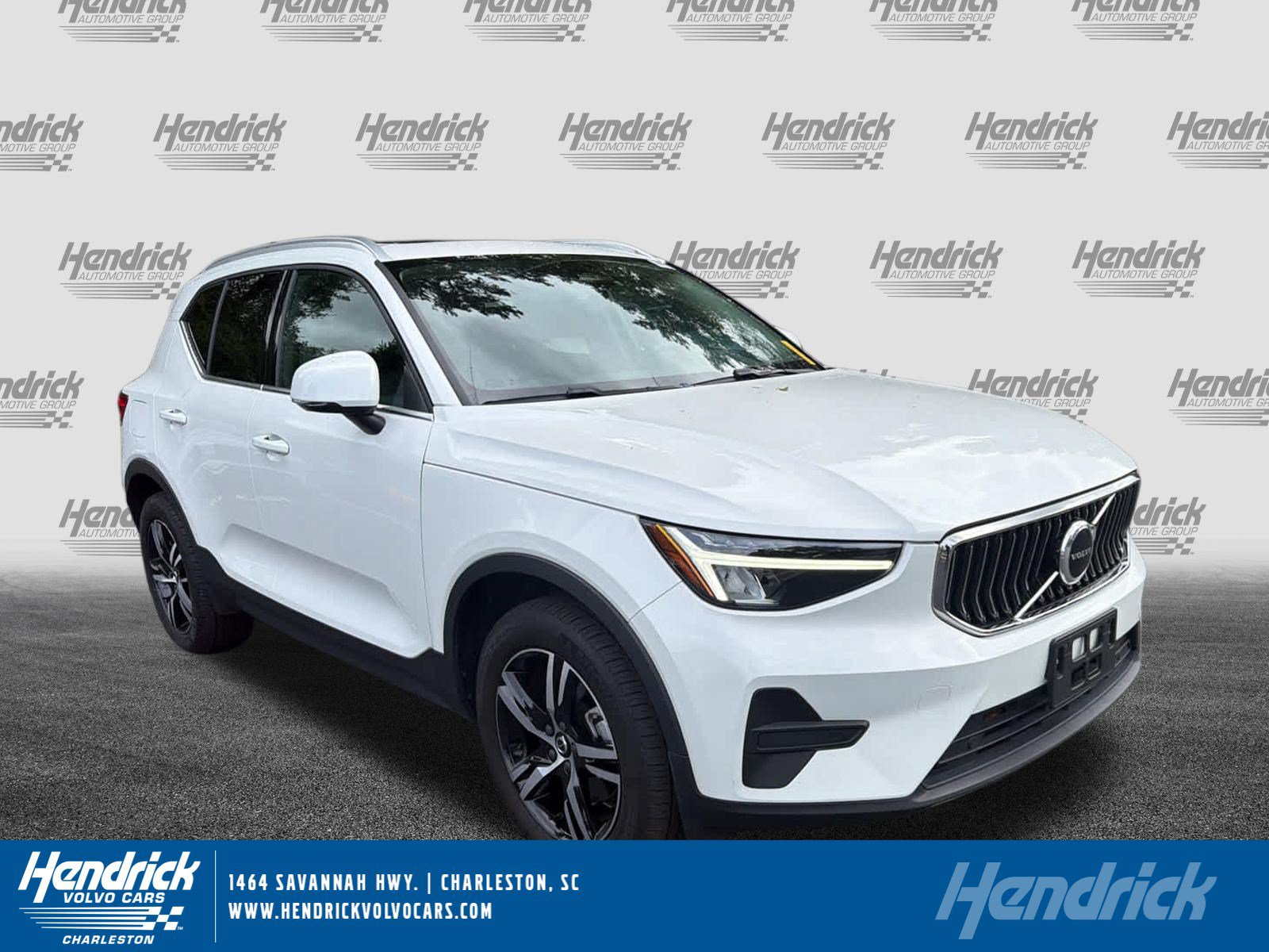 Used 2025 Volvo XC40 B5 Core AWD/4WD image 1