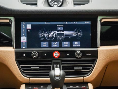 Certified 2025 Porsche Macan AWD/4WD image 18