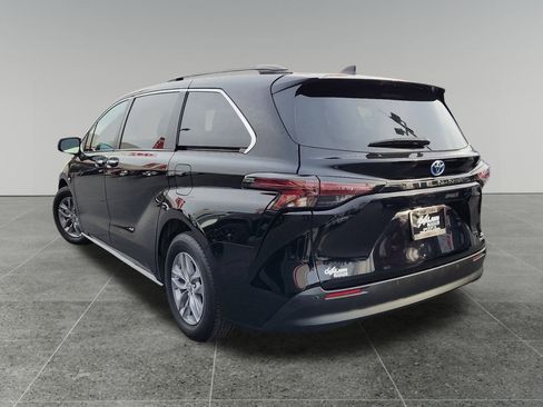 Certified 2023 Toyota Sienna XLE image 5