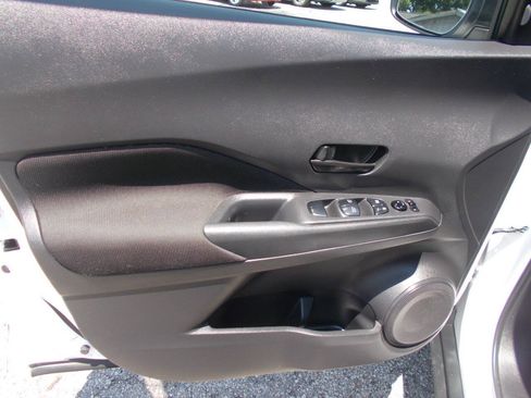 Used 2022 Nissan Kicks S FWD image 13
