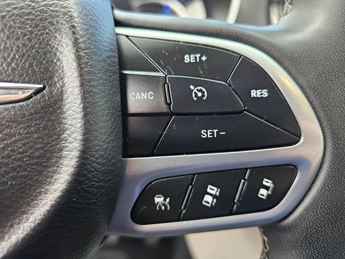Used 2023 Chrysler Pacifica Touring-L FWD image 23
