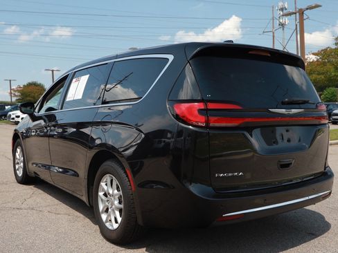 Used 2024 Chrysler Pacifica Touring-L FWD image 3