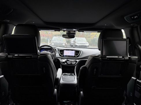 New 2026 Chrysler Pacifica Limited w/ Uconnect Theater Family Group image 33