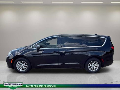 Used 2024 Chrysler Pacifica Touring-L FWD image 3