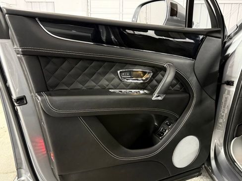 Used 2017 Bentley Bentayga AWD/4WD image 18