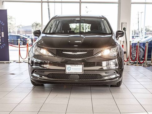 Used 2022 Chrysler Voyager LX image 3