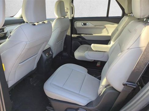 Used 2025 Ford Explorer Active w/ Active Comfort Package RWD image 8