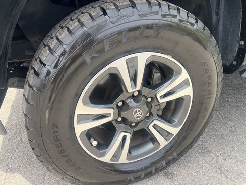 Used 2019 Toyota Tacoma TRD Sport image 10