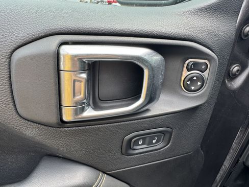 Used 2025 Jeep Wrangler Unlimited Sahara AWD/4WD image 11