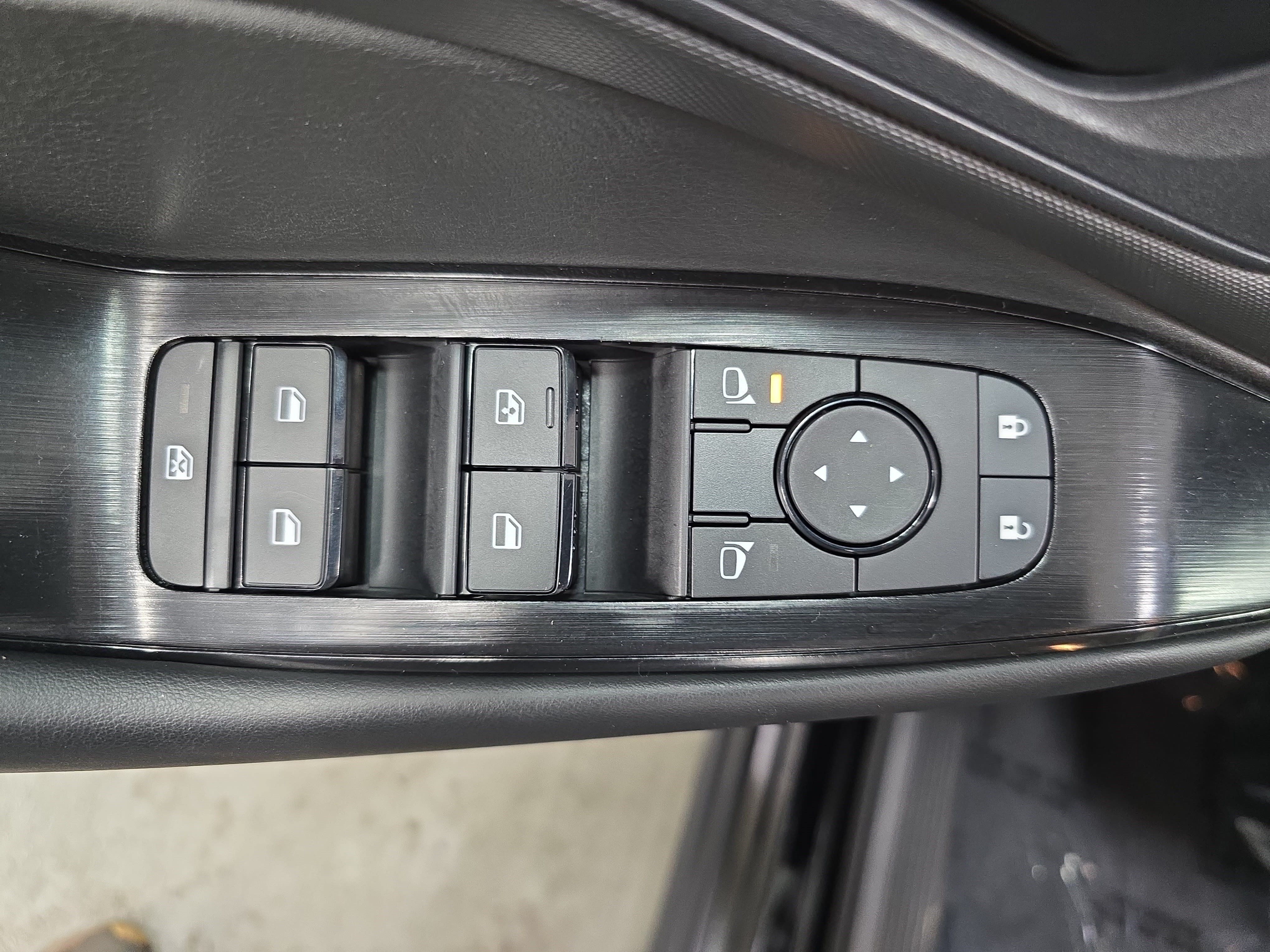 Used 2025 Nissan Rogue S AWD/4WD image 25