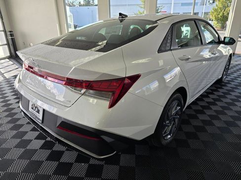 New 2026 Hyundai Elantra Hybrid FWD image 3