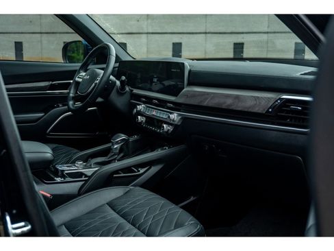 Used 2025 Kia Telluride AWD image 19