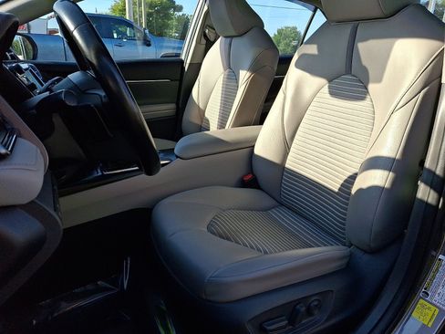 Used 2020 Toyota Camry SE w/ Blackout Package FWD image 13