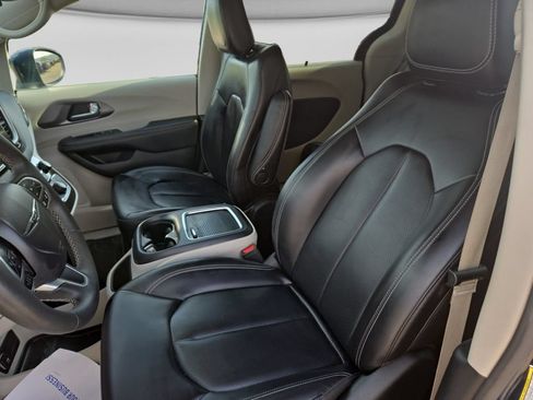 Used 2023 Chrysler Pacifica Touring-L FWD image 22