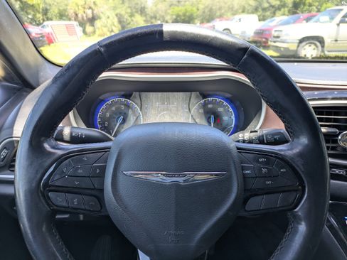 Used 2020 Chrysler Pacifica Touring-L FWD image 23