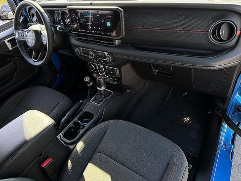 Used 2025 Jeep Wrangler Unlimited Rubicon AWD/4WD image 22