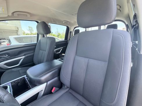 Used 2018 Nissan Titan SV w/ SV Convenience Package image 19