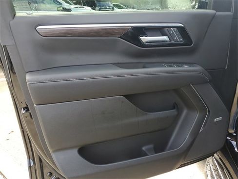 New 2025 Chevrolet Suburban Premier image 9