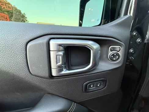 Used 2025 Jeep Gladiator Sport AWD/4WD image 14