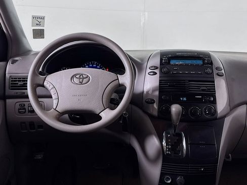 Used 2010 Toyota Sienna CE FWD image 9
