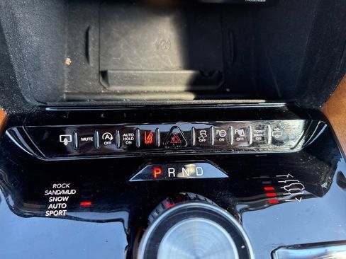Used 2024 Jeep Grand Wagoneer L Series III AWD/4WD image 18