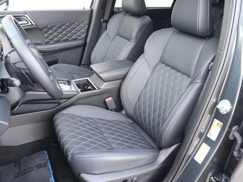 Used 2025 Mitsubishi Outlander 4WD Plug-In Hybrid image 5