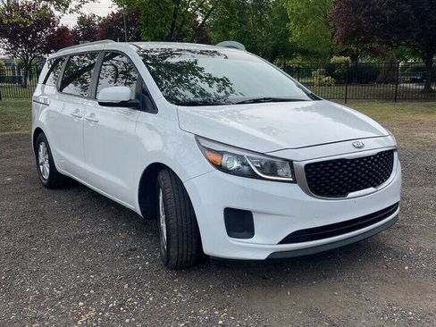Used 2016 Kia Sedona LX w/ LX Convenience Package FWD image 2