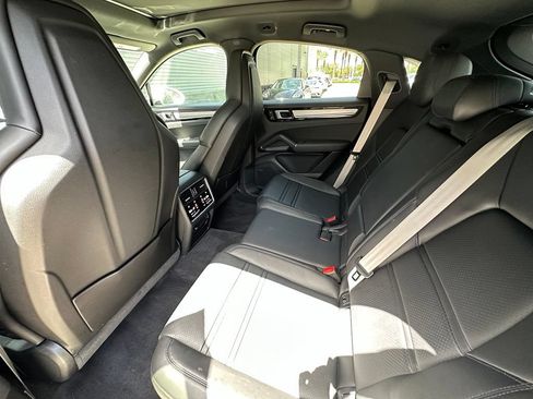 Certified 2023 Porsche Cayenne Platinum Edition AWD/4WD image 39