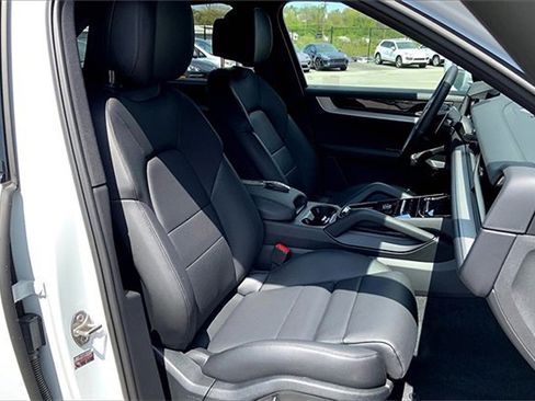 Used 2025 Porsche Cayenne image 20