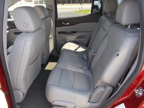 Used 2023 GMC Acadia SLT image 16