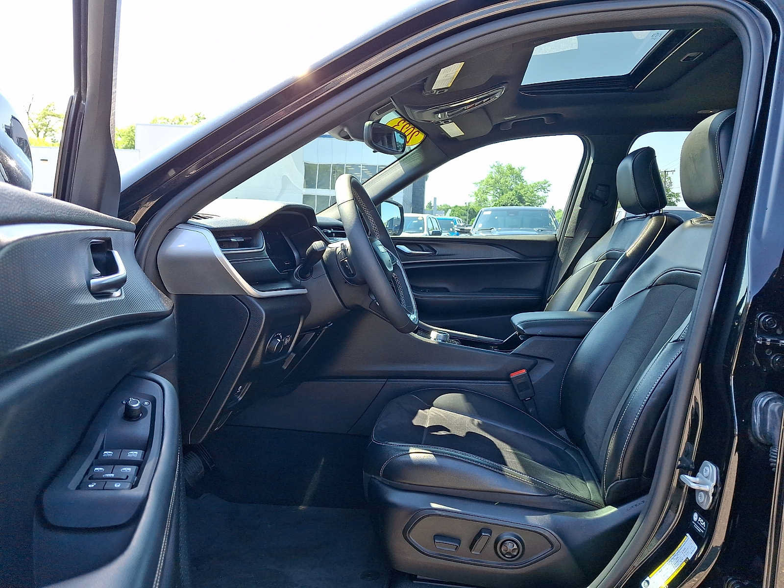 Used 2023 Jeep Grand Cherokee L Laredo AWD/4WD image 16