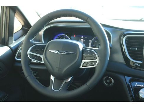 Used 2025 Chrysler Pacifica Select image 14