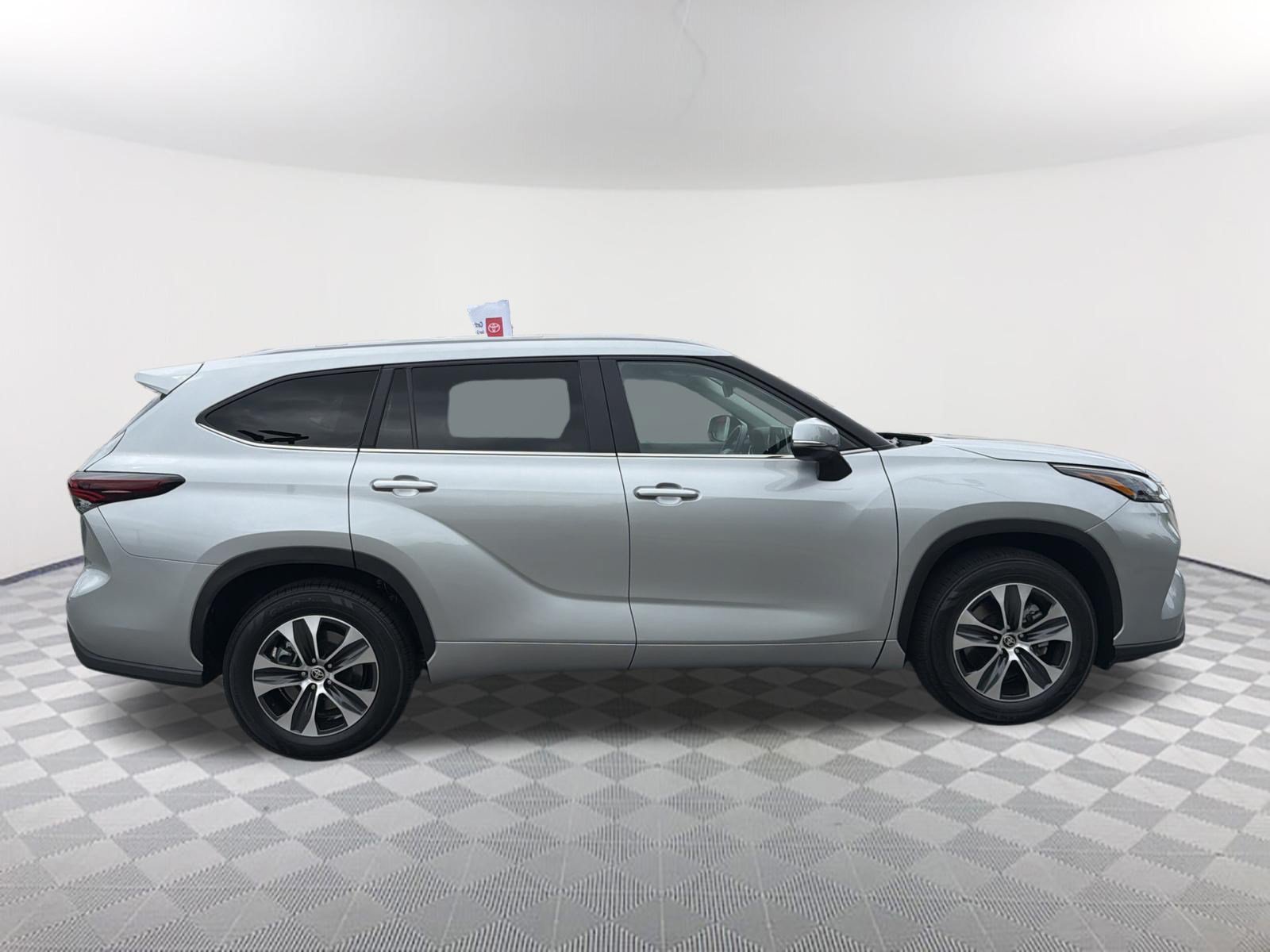 Certified 2025 Toyota Highlander XLE FWD image 17