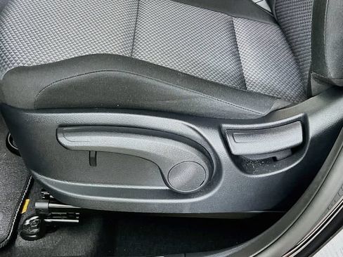 Used 2025 Kia Soul LX w/ LX Technology Package FWD image 11