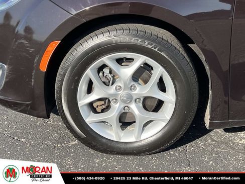 Used 2018 Chrysler Pacifica Touring-L Plus w/ Tire & Wheel Group FWD image 9