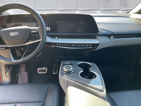 Certified 2025 Cadillac Optiq Sport 2 w/ LPO, Floor Liner Package AWD/4WD image 28
