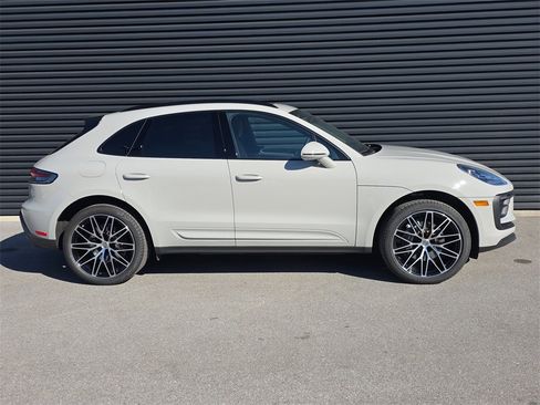 Certified 2025 Porsche Macan image 8