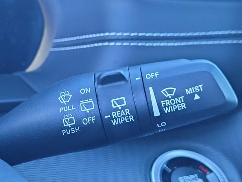 Used 2023 Jeep Grand Cherokee L Laredo image 27