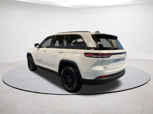 Certified 2025 Jeep Grand Cherokee Altitude AWD/4WD image 4