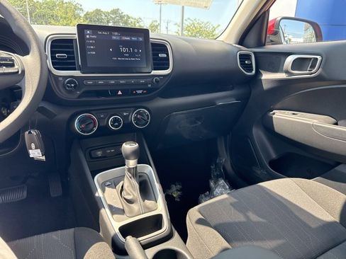 Certified 2025 Hyundai Venue SE image 31