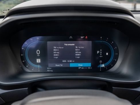 Used 2025 Volvo XC40 B5 Plus image 9