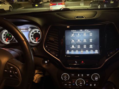 Used 2020 Jeep Cherokee Limited image 4