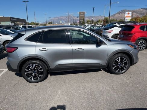 Used 2022 Ford Escape SE w/ SE Sport Appearance Package image 4