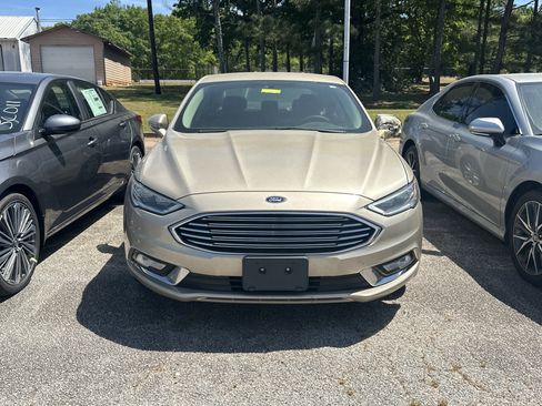 Used 2017 Ford Fusion SE w/ Fusion SE Technology Package FWD image 2