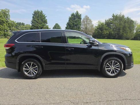 Used 2017 Toyota Highlander XLE AWD/4WD image 5