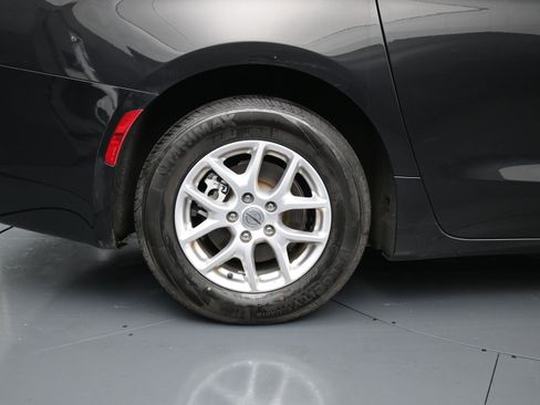 Used 2023 Chrysler Voyager LX image 9