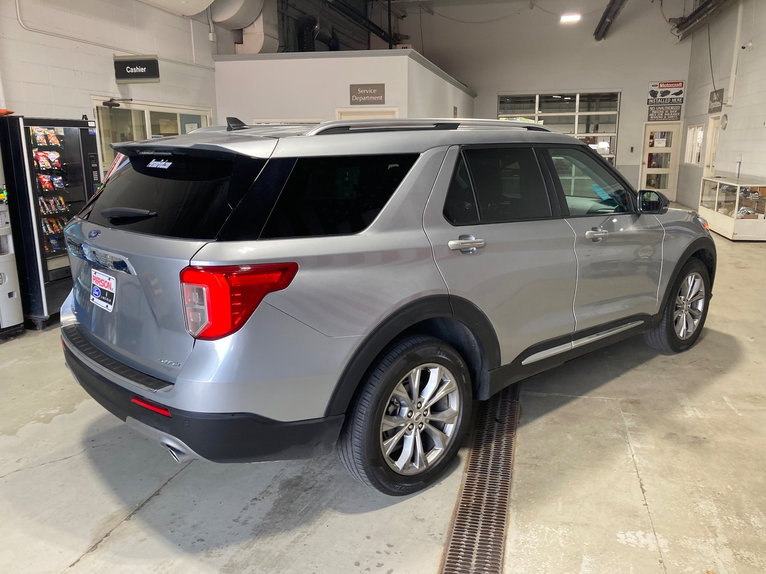 Used 2023 Ford Explorer Limited w/ Equipment Group 301A AWD/4WD image 13