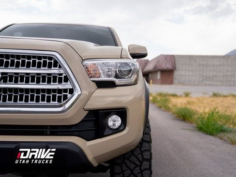 Used 2016 Toyota Tacoma TRD Off-Road w/ Premium & Technology Package image 6